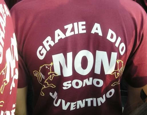 Incredibile a Napoli, spunta il libro anti-Juve: “Non sappiamo più come insultarti”