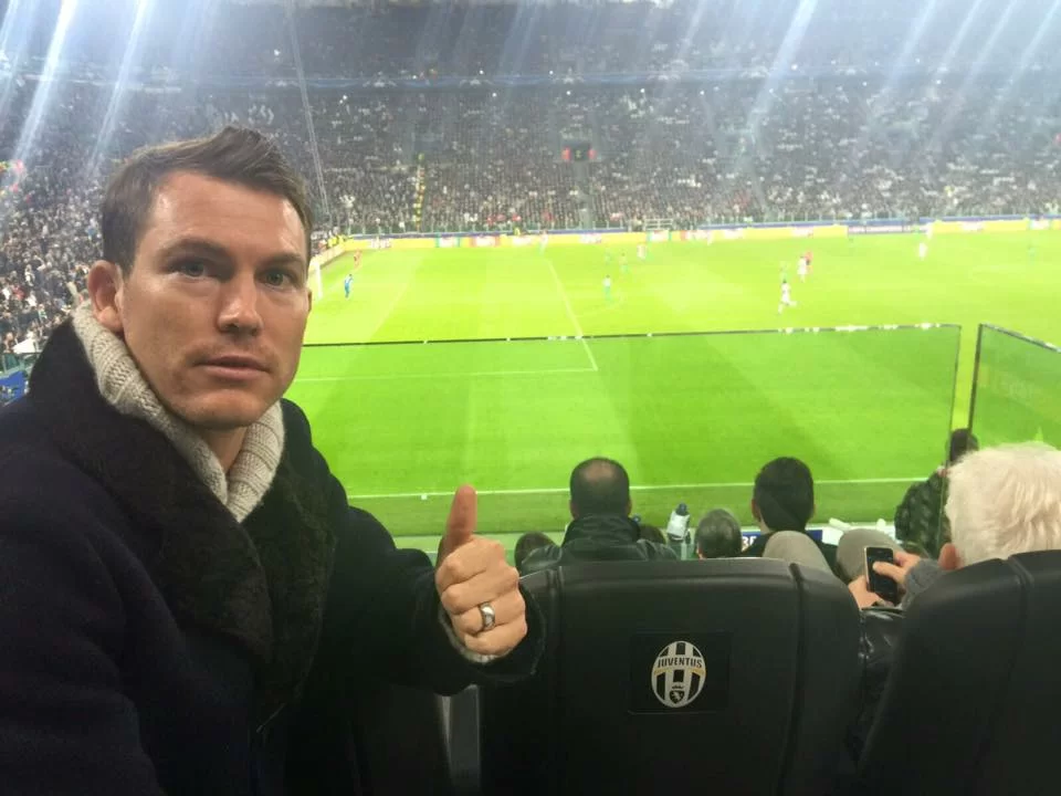 Ad un’asta benefica, Lichtsteiner acquista la maglia di Messi