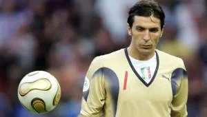 IL MURO - Lahm e Ribery non conservano un bel ricordo di Gigi Buffon. Il portierone bianconero, infatti, fu il muro contro il quale andarono a sbattere le ambizioni mondiali di Germania e Francia, nel 2006. Con annesso tripudio Azzurro.
