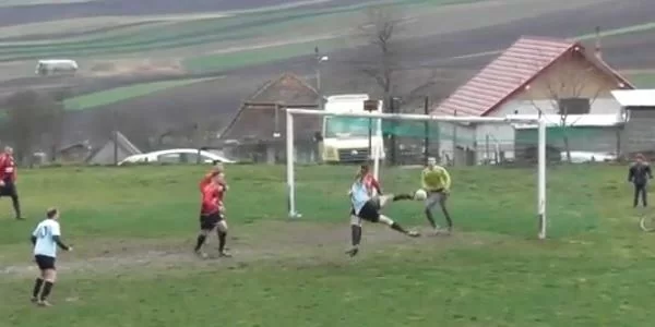 VIDEO – Topica colossale dell’arbitro: scatta la reazione dei calciatori!