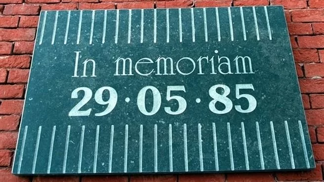 Rimossi i cassonetti sotto la lapide dei morti dell’Heysel