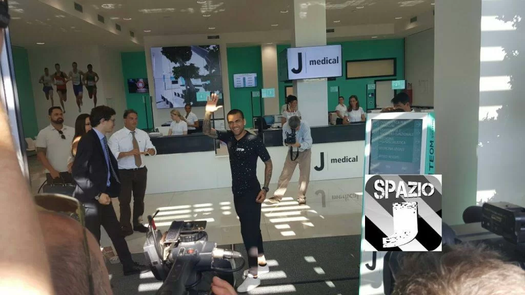 Il saluto di Dani Alves al J Medical. Foto del nostro inviato Edoardo Siddi