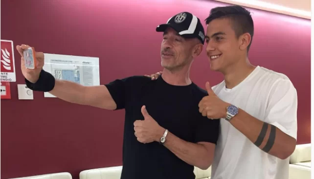 Dybala duetta con Ramazzotti sul palco di Cordoba