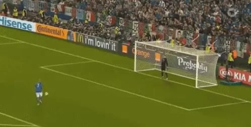 FOTO – Roberto Bolle su Twitter: “Proporrei una gara di ballo a Zaza, ai rigori vinco io…”