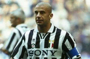 Gianluca Vialli ai tempi della Juve con i gradi di capitano