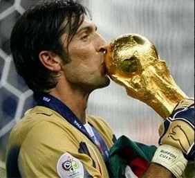 Gigi bacia la Coppa del Mondo il 9 luglio 2006