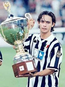 Inzaghi alza il trofeo Berlusconi 1999