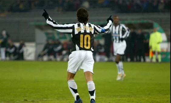 Del Piero celebra la prima firma con la Juve, Ziliani lo attacca