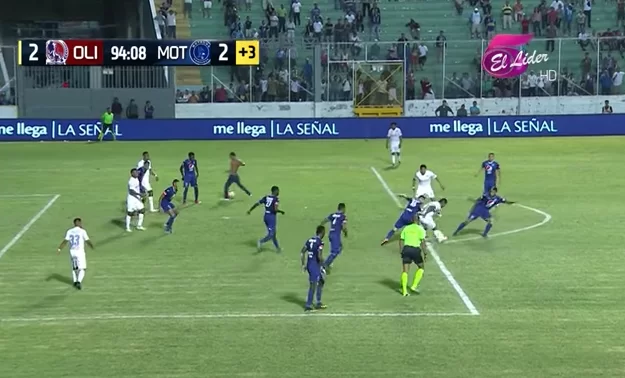 Incredibile in Honduras: tifoso entra in campo e segna, l’arbitro convalida!