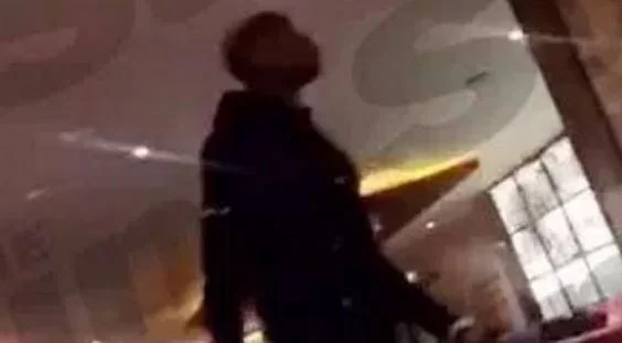 Disavventura per Pogba: aggredito dai tifosi in un pub di Manchester, vola anche un piatto!