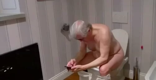 Sgarbi chiama Buffon nudo sul water: IL VIDEO È TUTTO DA RIDERE!