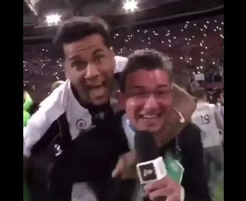 Il giornalista viene INTERROTTO da Dani Alves in diretta: il video fa il giro del WEB!