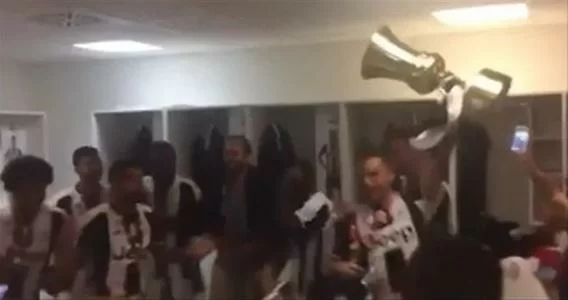 VIDEO – La Juve vince la Coppa Italia, ma sentite cosa si CANTA negli SPOGLIATOI!