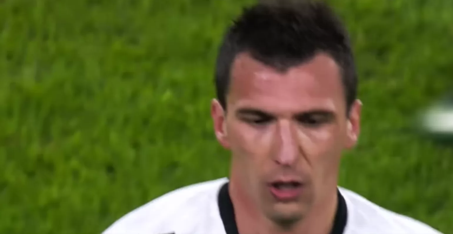 Mandzukic si arrabbia per il cambio e va dritto negli spogliatoi