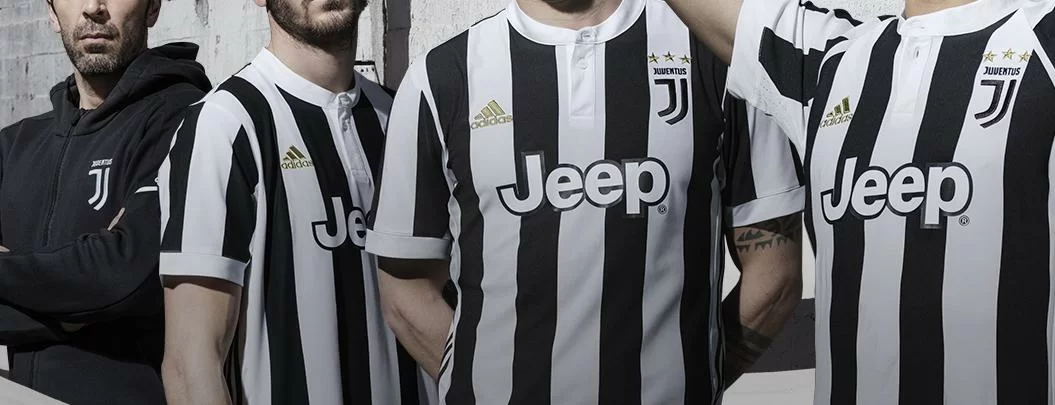 FOTO – La nuova maglia della Juve è disponibile: c’è anche un indizio di mercato?