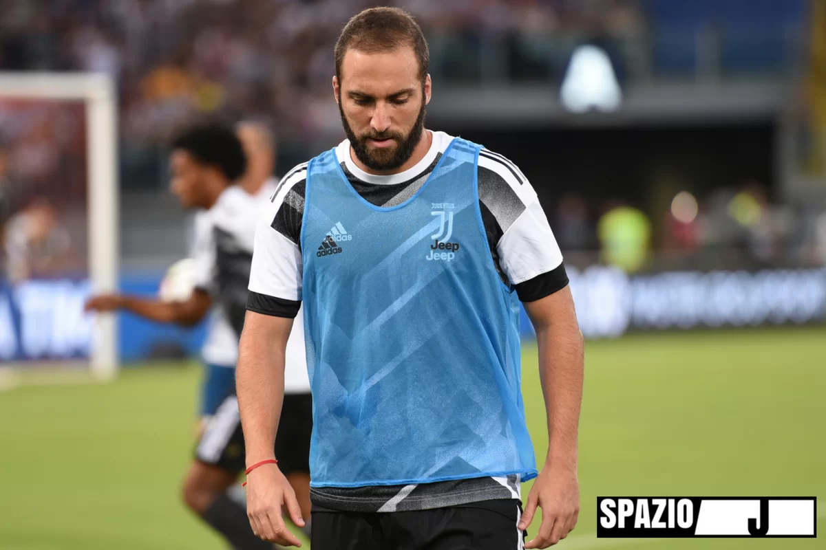 Higuain tra i più acclamati al J-Medical. I tifosi bianconeri: “Resta con noi”