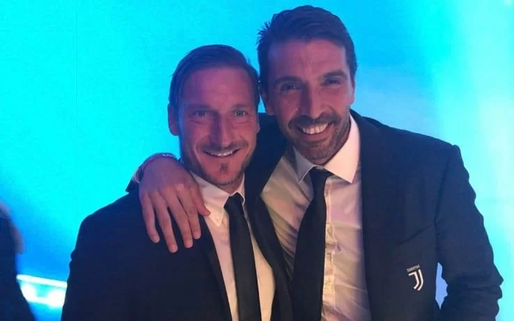 Totti scherza su Buffon: “Vuole giocare fino a 50 anni, può farlo perché tanto sta in panchina”