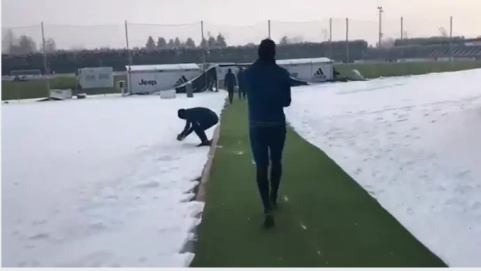 Ambiente sereno a Vinovo: i calciatori tornano bambini grazie alla neve