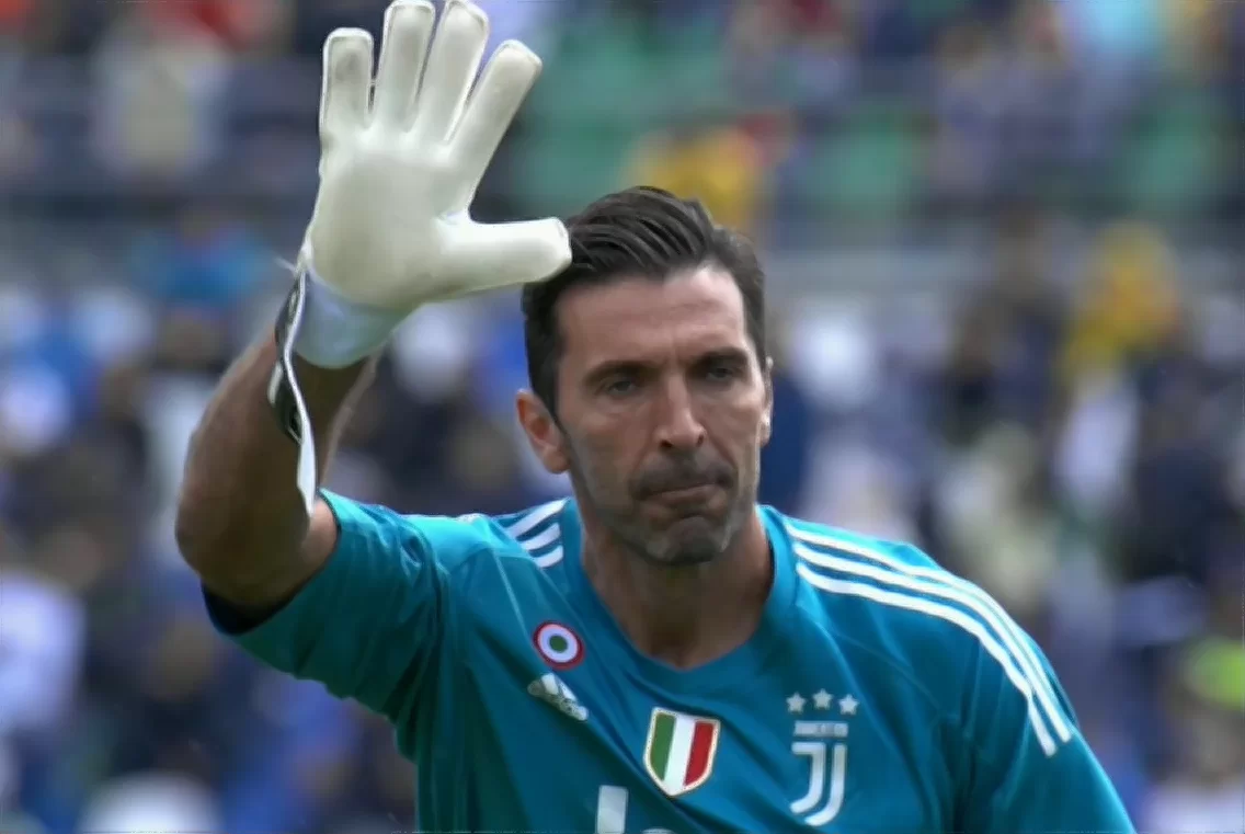 Buffon, altro record. In campo nelle quattro decadi