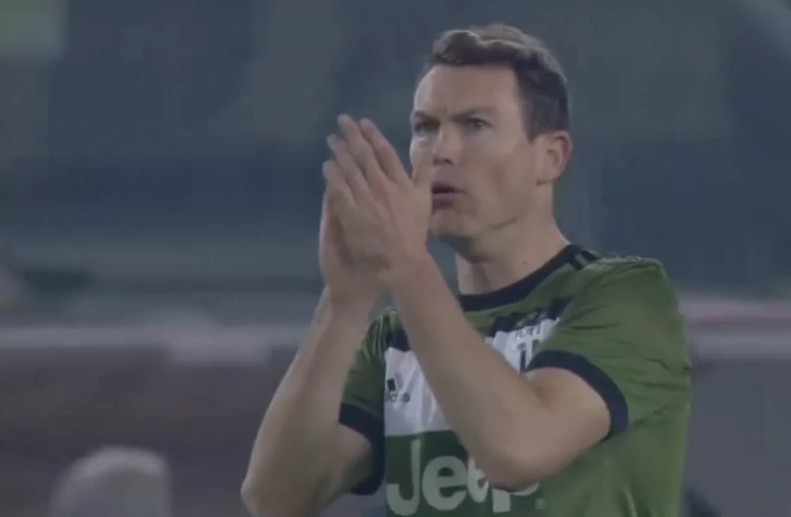 VIDEO – Anche Lichtsteiner saluta la Juve: la standing ovation dello Stadium