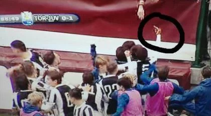 La Juve multa Fernandes. Lui si scusa: “Gesto di reazione contro insulti razzisti e a mia mamma”