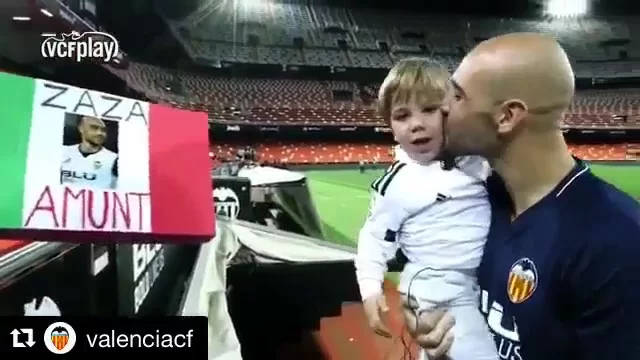 Zaza, che cuore! Un bambino di 2 anni stravede per lui, ecco come ha reagito l’attaccante del Valencia