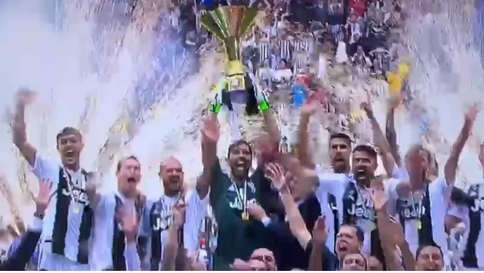 Buffon alza al cielo il trofeo, la Juve è campione d’Italia!