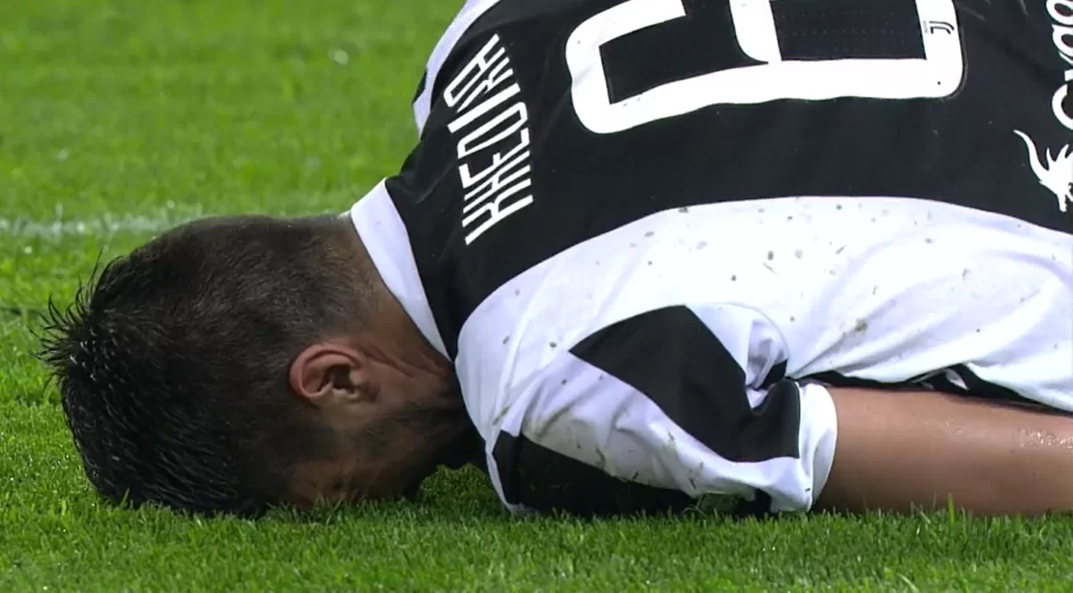 Valencia – Juve: Khedira esce al 23′ per infortunio alla gamba sinistra