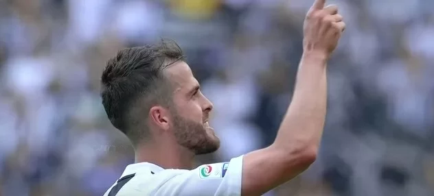 Pjanic risponde ai razzisti: “Sono dementi, facciamo in modo che non si sentano più”