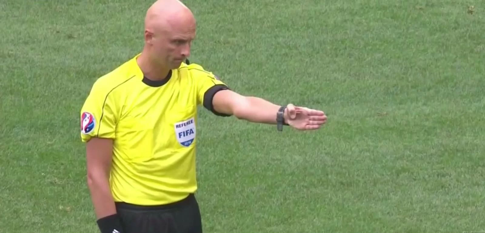 La moviola di GdS. Bergen su Dybala: non concesso un rigore clamoroso. Giusta l’espulsione di Camara. Regolari i tre goal