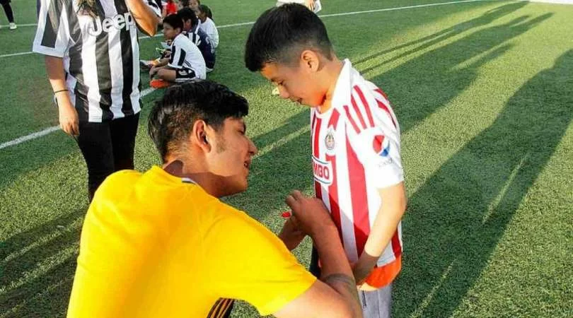 Giovane messicano fa finta di giocare nella Juve: i giornali gli credono e lui diventa una star