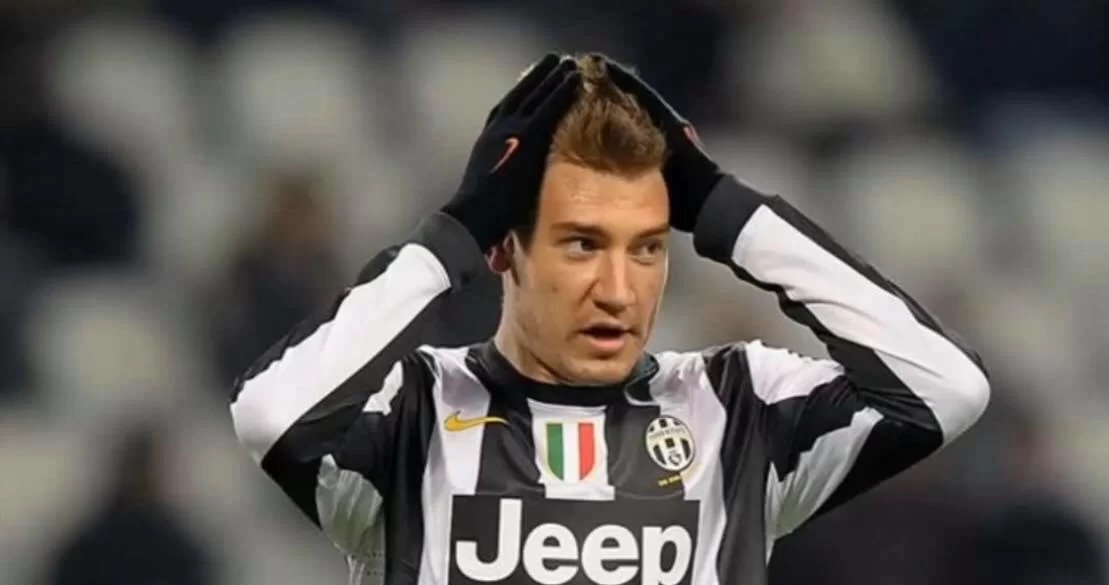 Bendtner: “Alla Juventus 10-12 giocatori fumavano in bagno. Lo facevano anche Pirlo e Buffon”