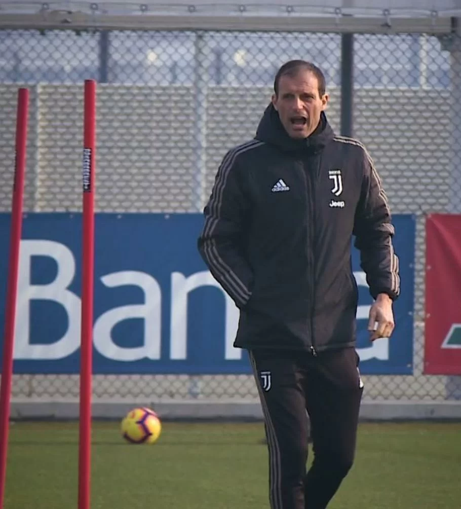 Continassa – Barzagli, Bonucci e Chiellini in gruppo. Personalizzato per Douglas Costa