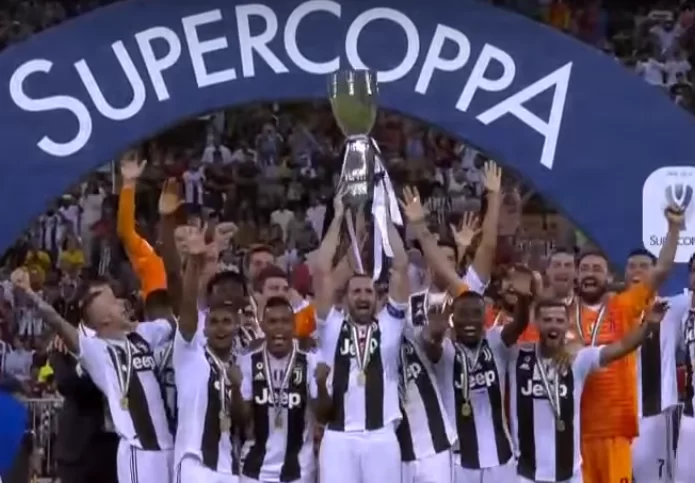 Juventus in festa, esposta la Supercoppa nel pre-gara