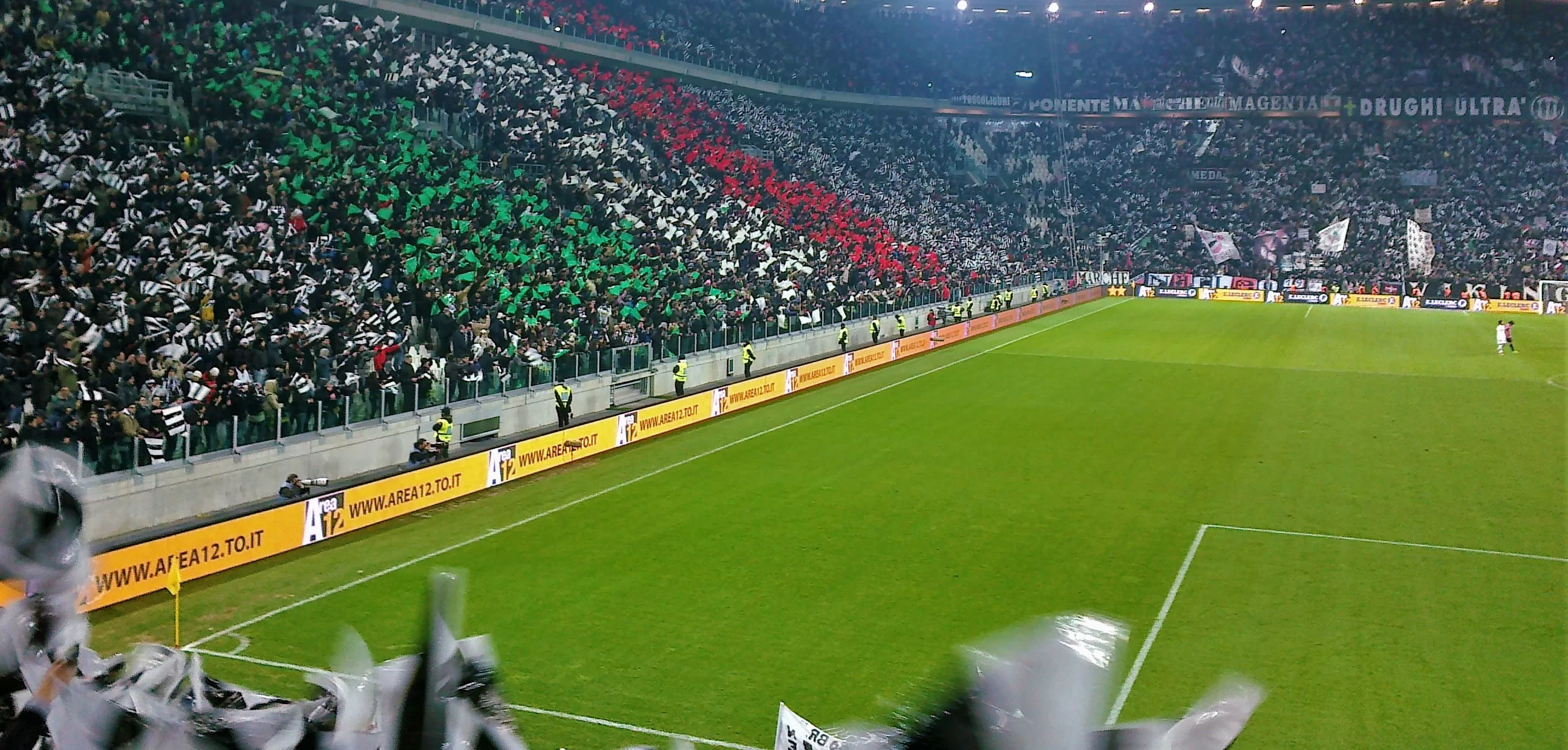 Juventus-Torino, individuato il tifoso che mimava l’aeroplano di Superga