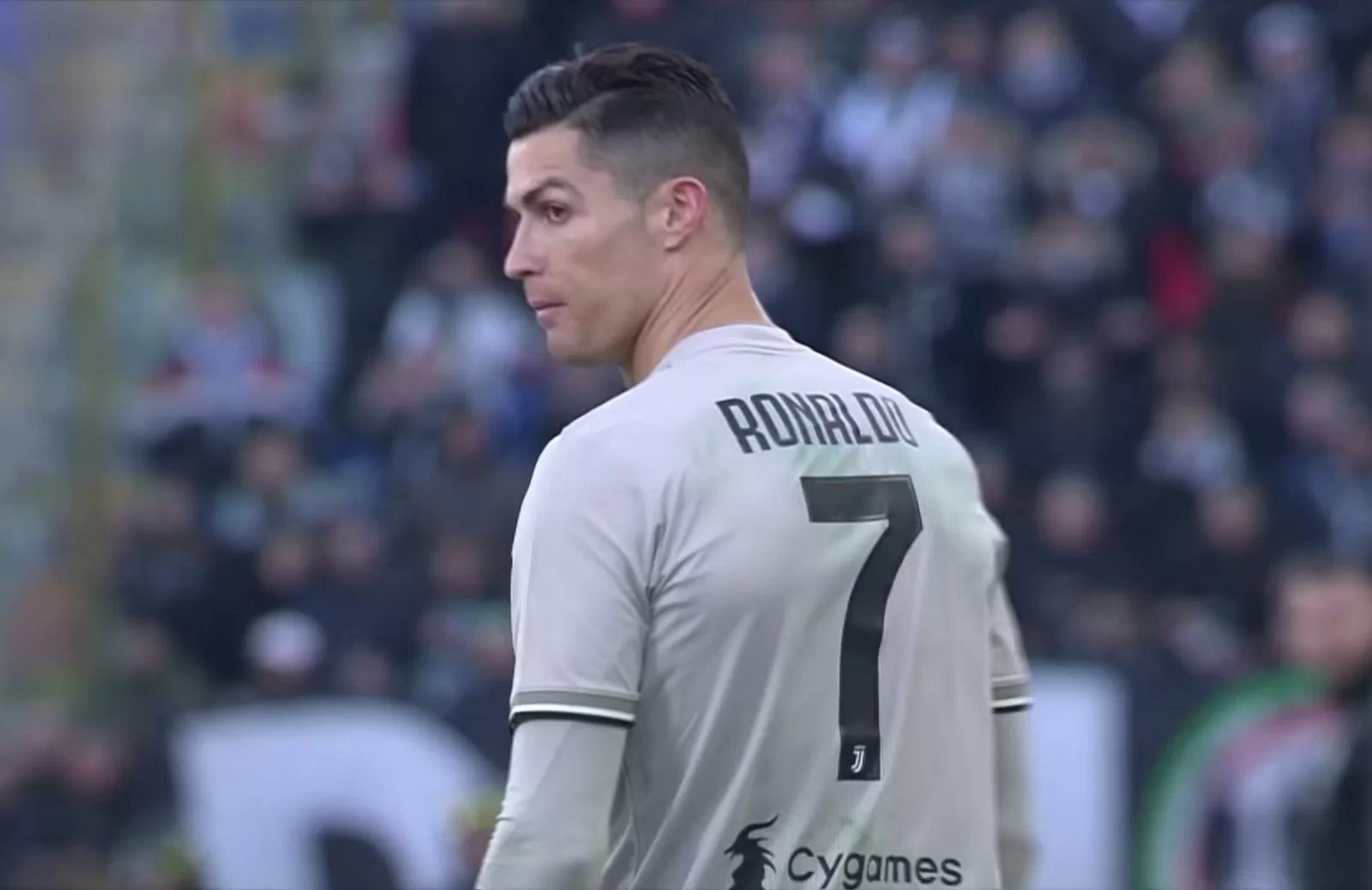 VIDEO – Subito intervento del VAR: annullato un gol alla Juve per fallo di Ronaldo