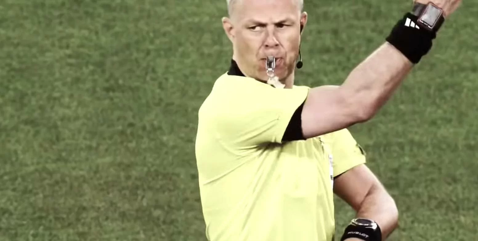 Coronavirus, anche la UEFA vieta le strette di mano tra giocatori e arbitri