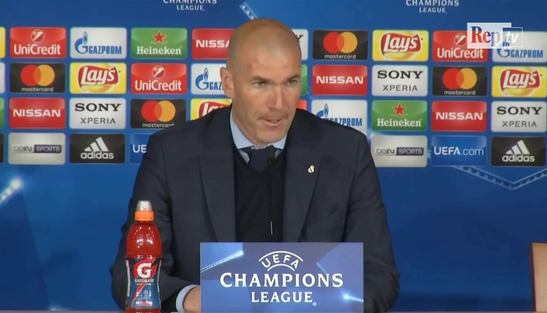 Zidane: “Mi piace vedere Pirlo in panchina perché allena bene”