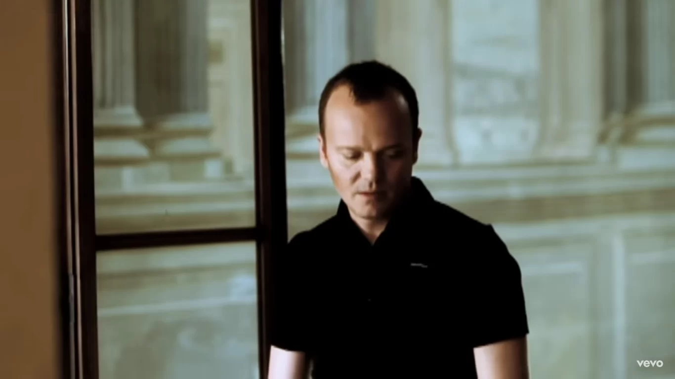 Gigi D’Alessio punge la Juventus: “Come si ferma la Juve? Bisogna comprare un arbitro”