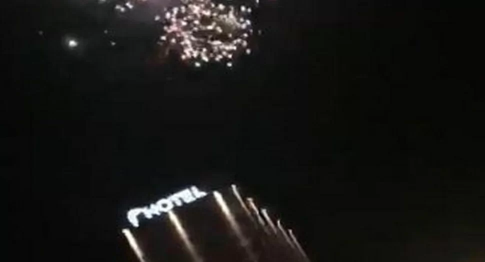 Ajax-Juve è già iniziata: sparati fuochi d’artificio vicino all’hotel dei bianconeri
