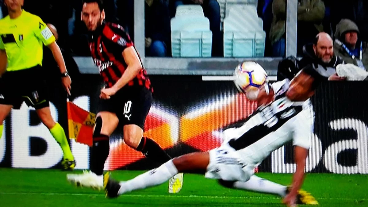 VIDEO – Juve-Milan, mano di Alex Sandro: Fabbri consulta il VAR ma non concede il penalty