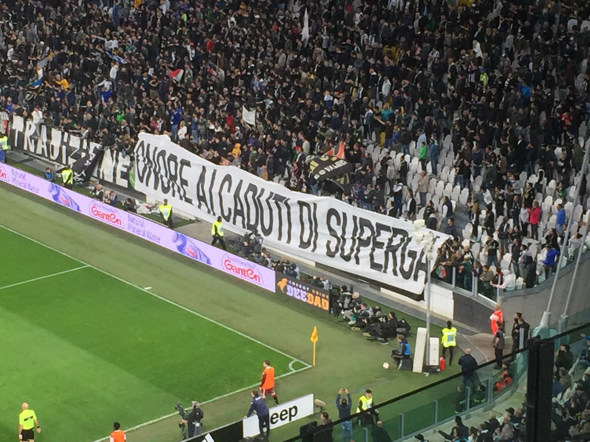 Juve-Torino, esposto striscione in Curva Sud: “Onore ai caduti di Superga”