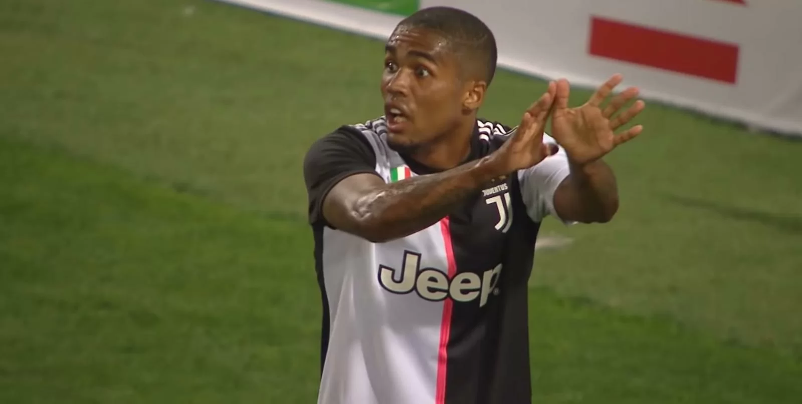 La rete di Douglas Costa riceve anche un premio dalla UEFA