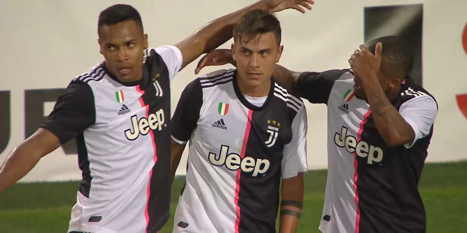 Douglas Costa conferma Dybala su Instagram: “Rimane qui”