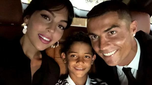 Niente isolamento obbligatorio in Portogallo, Ronaldo a passeggio con Georgina