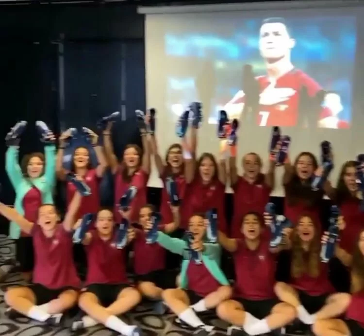 La generosità di CR7, regala gli scarpini a tutta l’U17 femminile del Portogallo