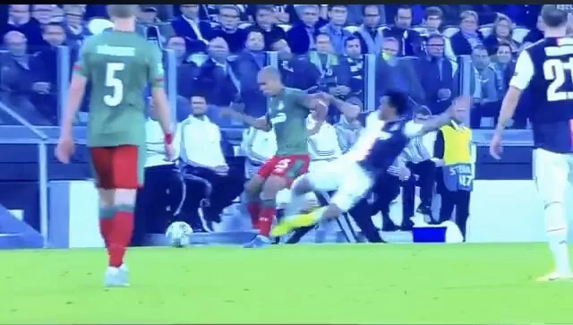 VIDEO – Intervento pericoloso di Cuadrado, Pistocchi commenta: “Un professionista non dovrebbe farlo, Juve fortunata”