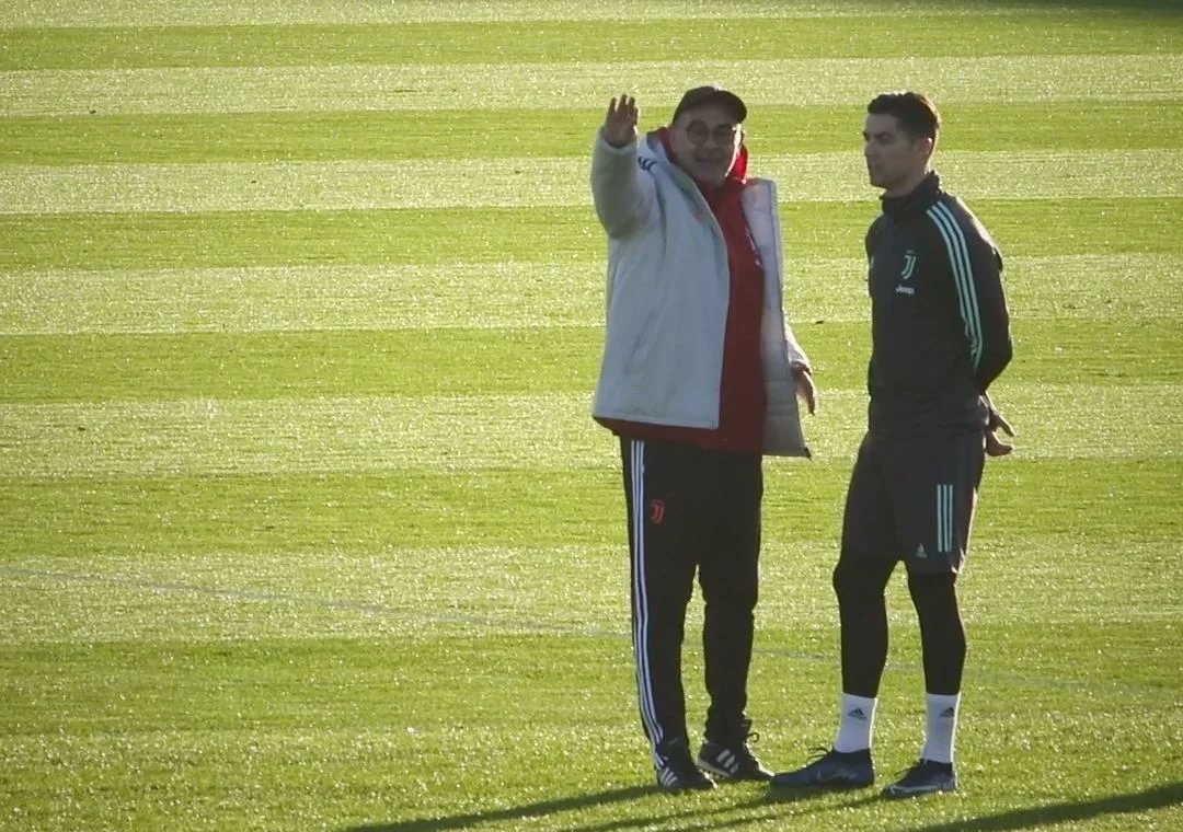Tuttosport – Sarri prepara il tridente per la semifinale di Coppa Italia: CR7, Dybala e Douglas Costa contro il Milan