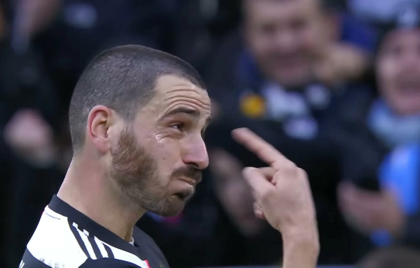 Bonucci cuore d’oro: con la moglie donerà 19 mila mascherine autografate