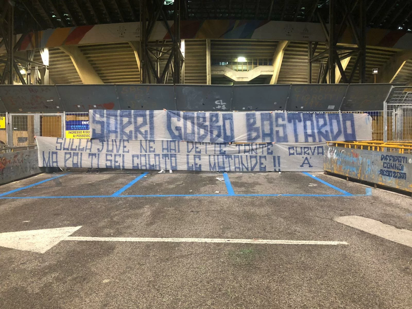 FOTO – Napoli-Juve, striscioni per Sarri in città: “Gobbo bastardo, ti sei calato le mutande”